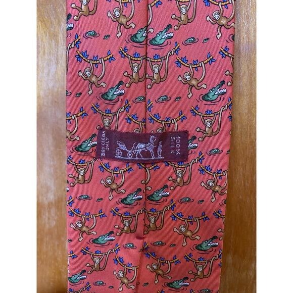 HERMES PINK SILK TIE BRONZE MONKEYS SWINGING ON VINES ABOVE GREEN CROCODILES 60” - Picture 8 of 10